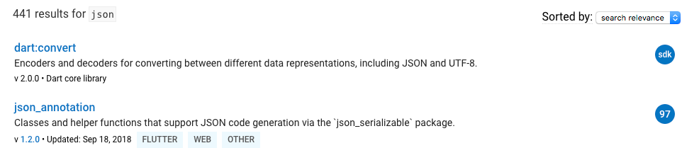 Resultados de búsqueda de Pub para json mostrando dart:convert por encima de los resultados de paquetes y marcado con una insignia de puntuación sdk.
